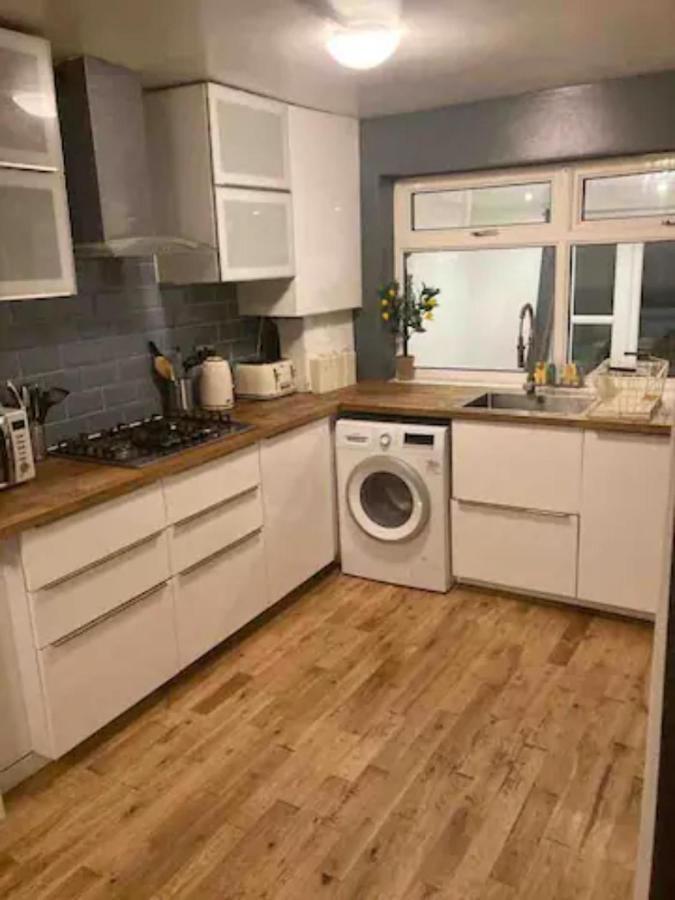 Modern 5 Bedroom Family House - 18 Mins To Station Лондон Экстерьер фото